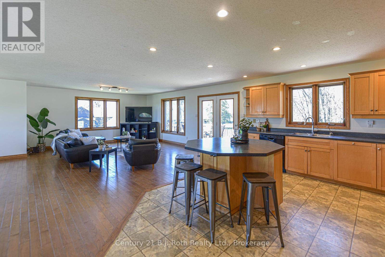 4086 Lawton Lane, Ramara (Atherley), Ontario  L3V 6H7 - Photo 11 - S12143727
