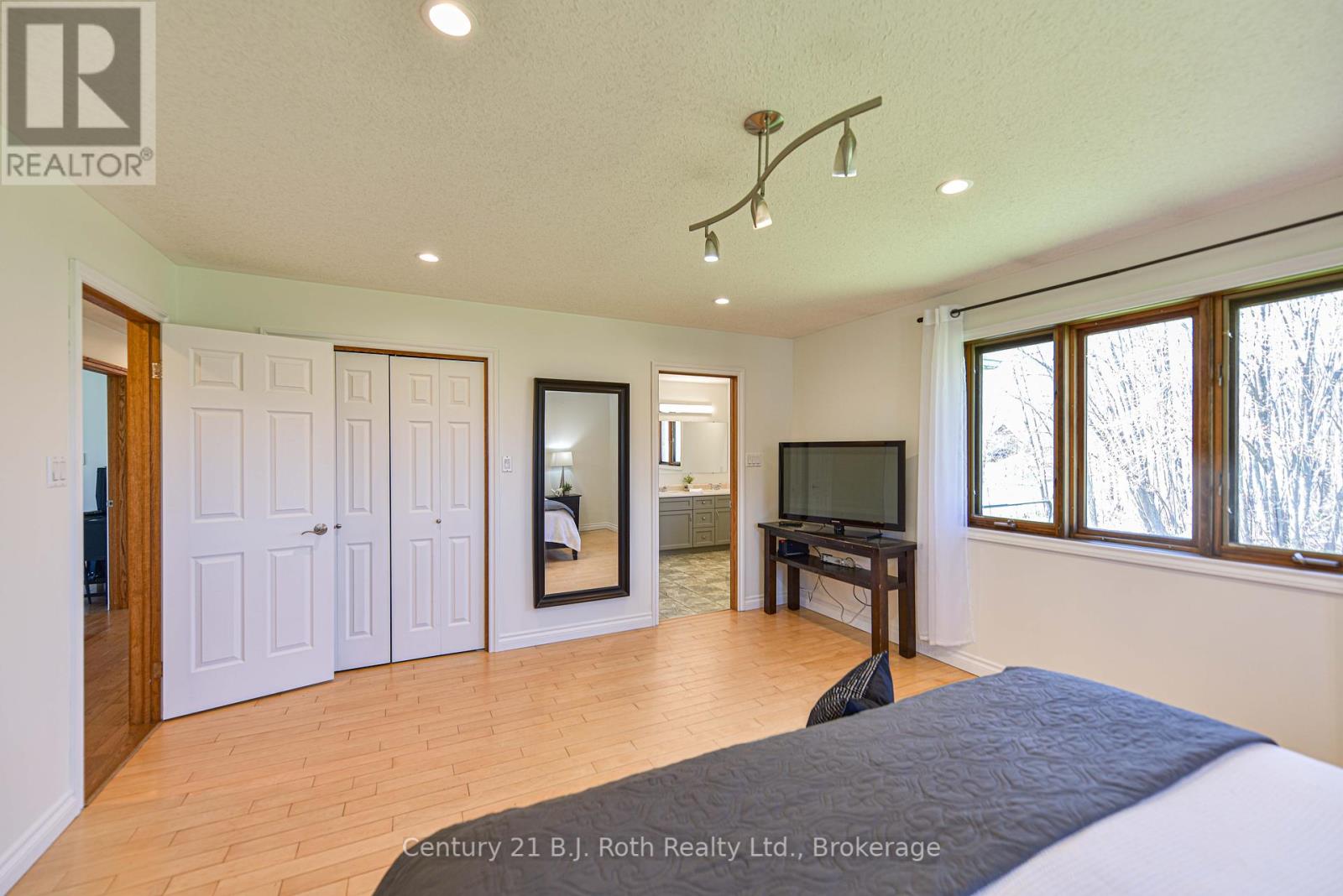 4086 Lawton Lane, Ramara (Atherley), Ontario  L3V 6H7 - Photo 21 - S12143727