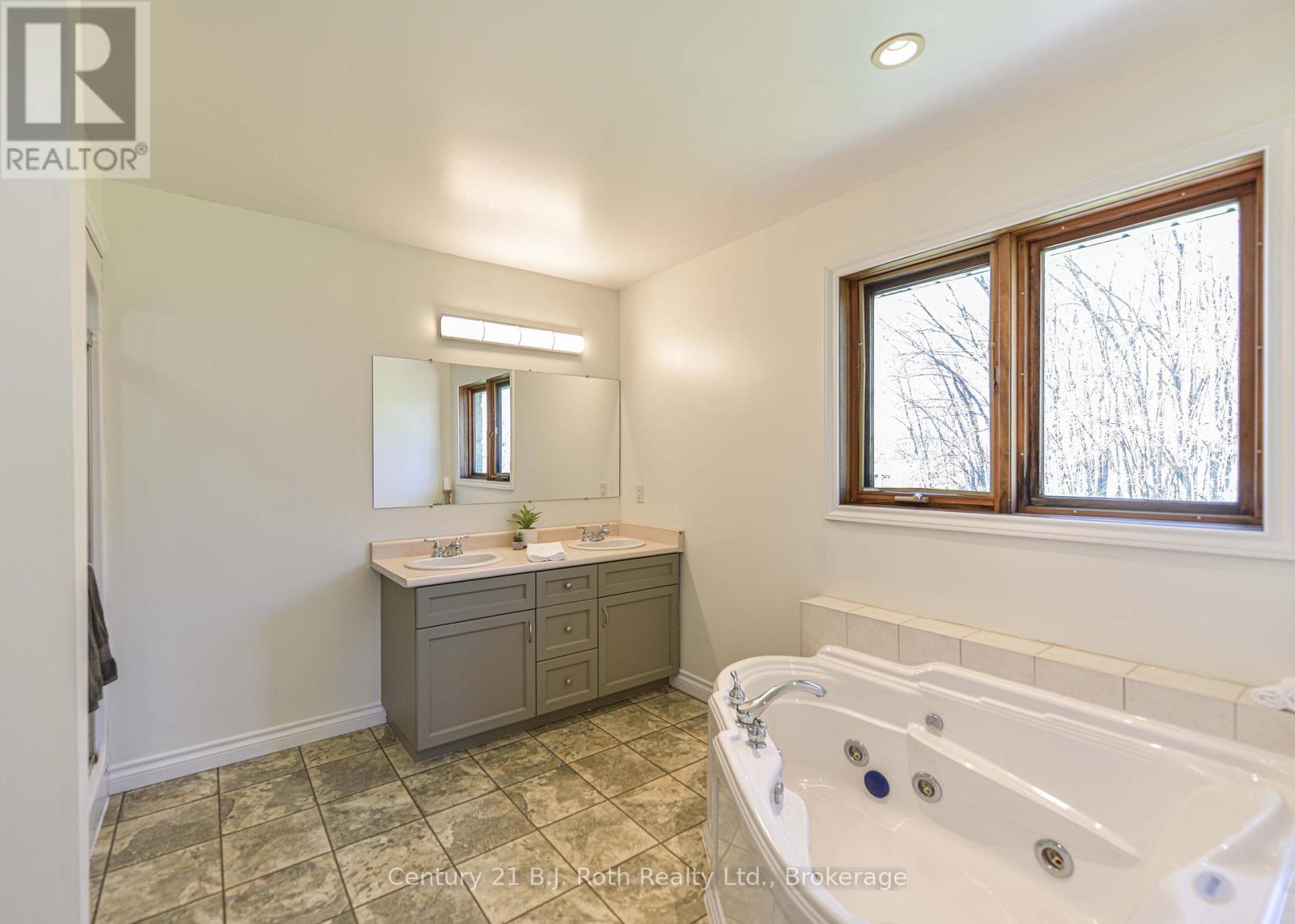 4086 Lawton Lane, Ramara (Atherley), Ontario  L3V 6H7 - Photo 22 - S12143727