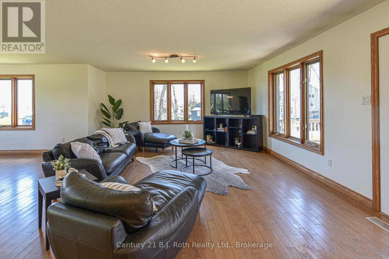 4086 Lawton Lane, Ramara, Ontario  L3V 6H7 - Photo 7 - S12143727