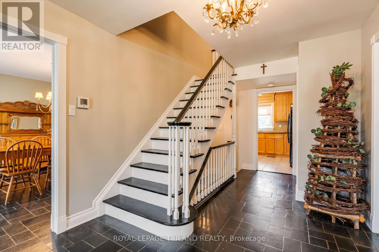27 Cherokee Road, London North, Ontario  N6G 2N7 - Photo 5 - X12143919