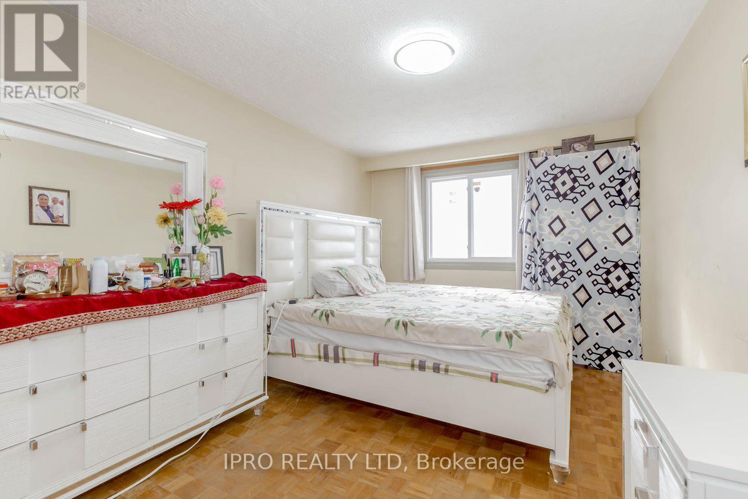 Unit 1 - 7406 Darcel Avenue E, Mississauga, Ontario  L4T 2X7 - Photo 15 - W12137952