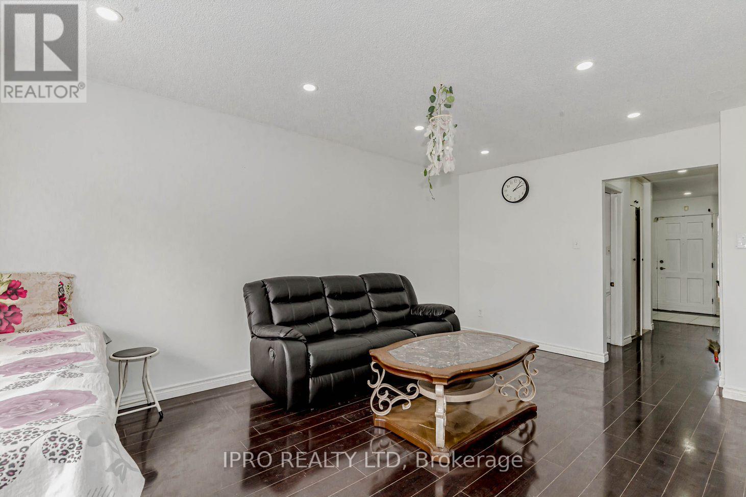 Unit 1 - 7406 Darcel Avenue E, Mississauga, Ontario  L4T 2X7 - Photo 7 - W12137952