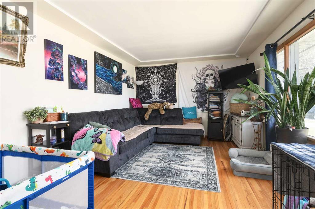 Property at 223 41 Avenue NW image 4
