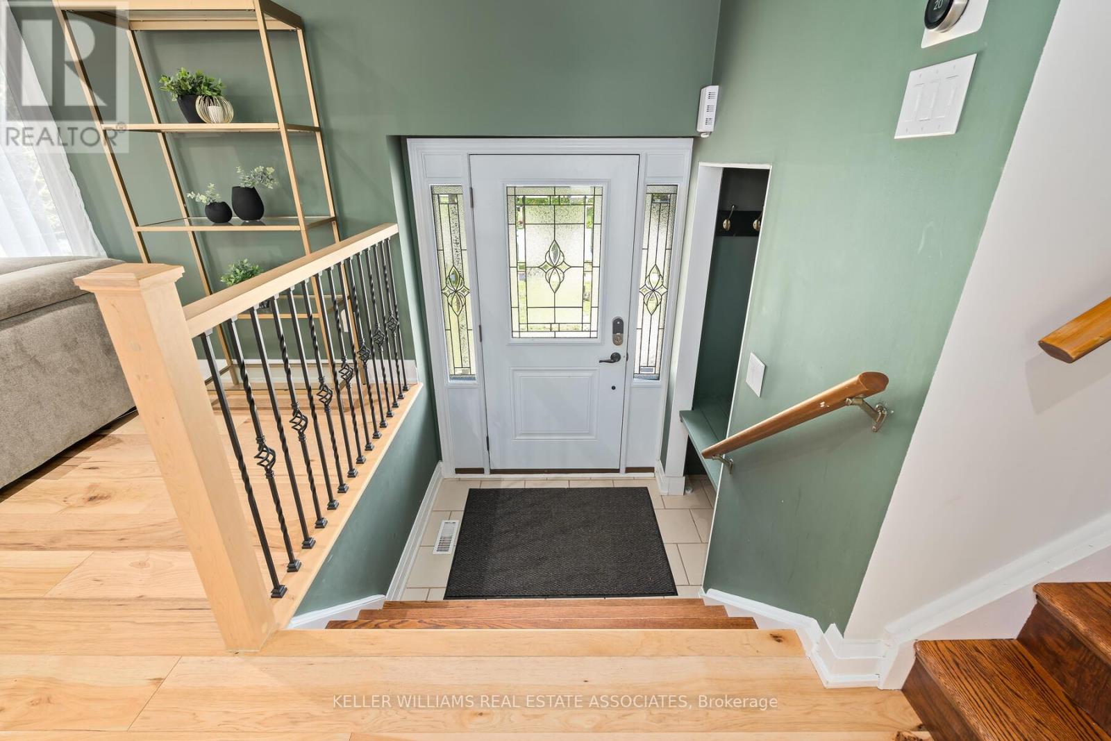 Property at 102 MOORE PARK CRESCENT image 4