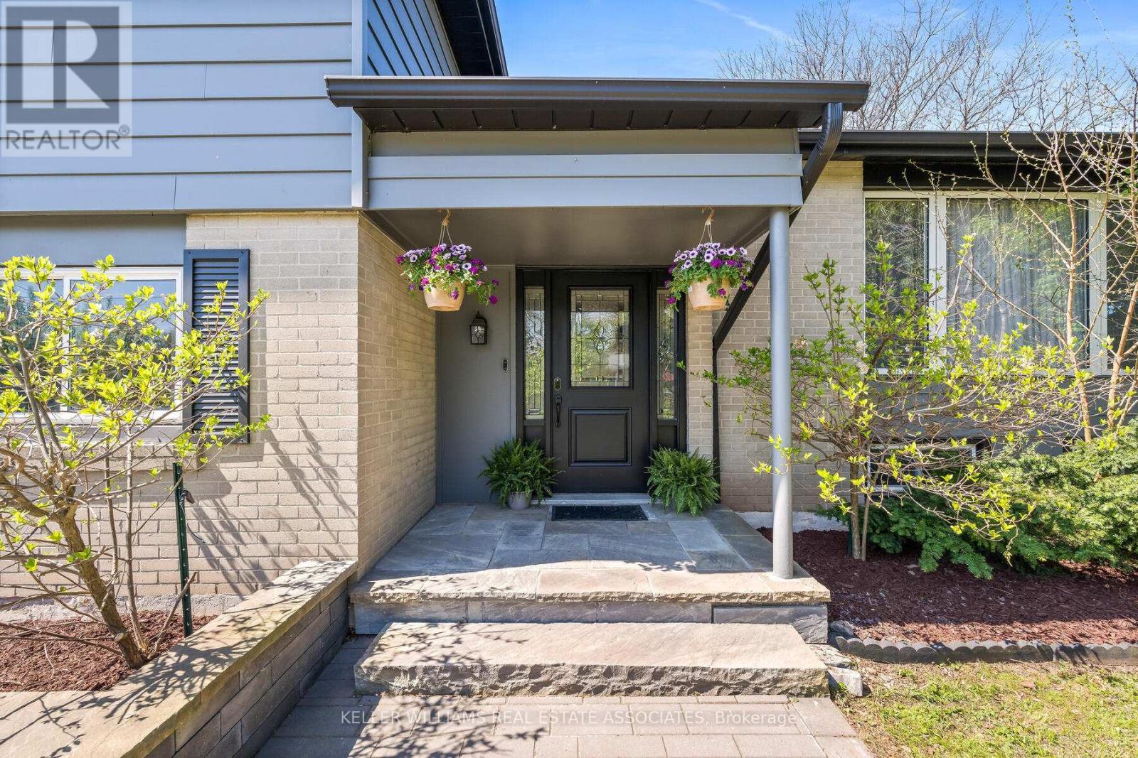 Property at 102 MOORE PARK CRESCENT image 3