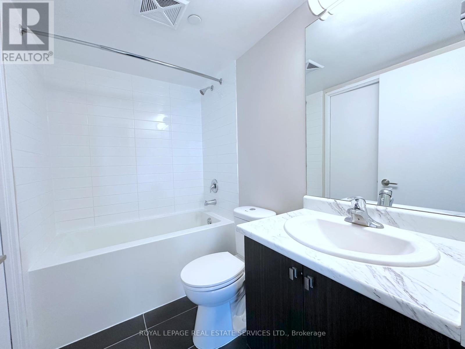 2402 - 561 Sherbourne Street, Toronto, Ontario  M4X 0A1 - Photo 8 - C12143809