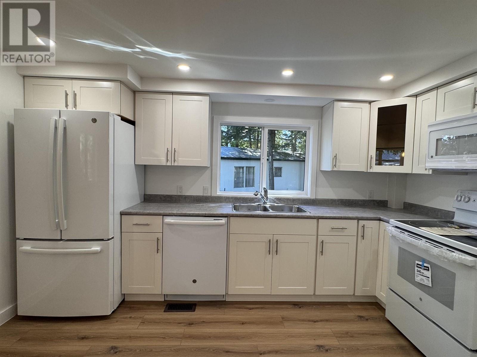 16 5016 PARK AVENUE Terrace Photo 3