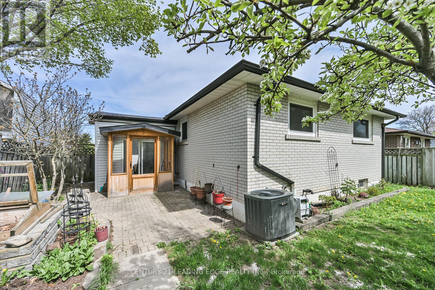 784 Batory Avenue, Pickering, Ontario  L1W 2W3 - Photo 33 - E12143914