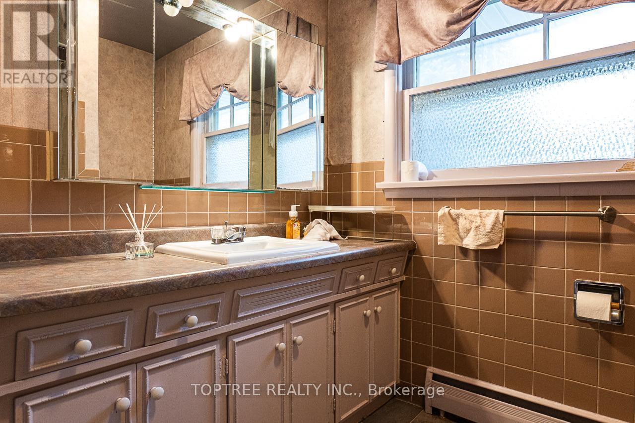 2 Ruskin Court, London North, Ontario  N6G 1S8 - Photo 16 - X12144024