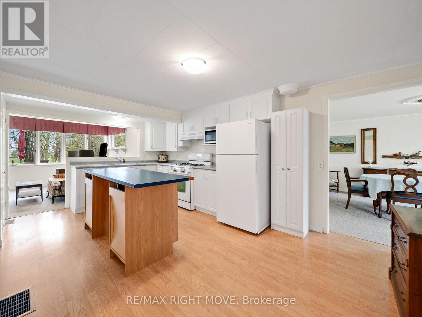 Property at 380 PETER STREET N image 5