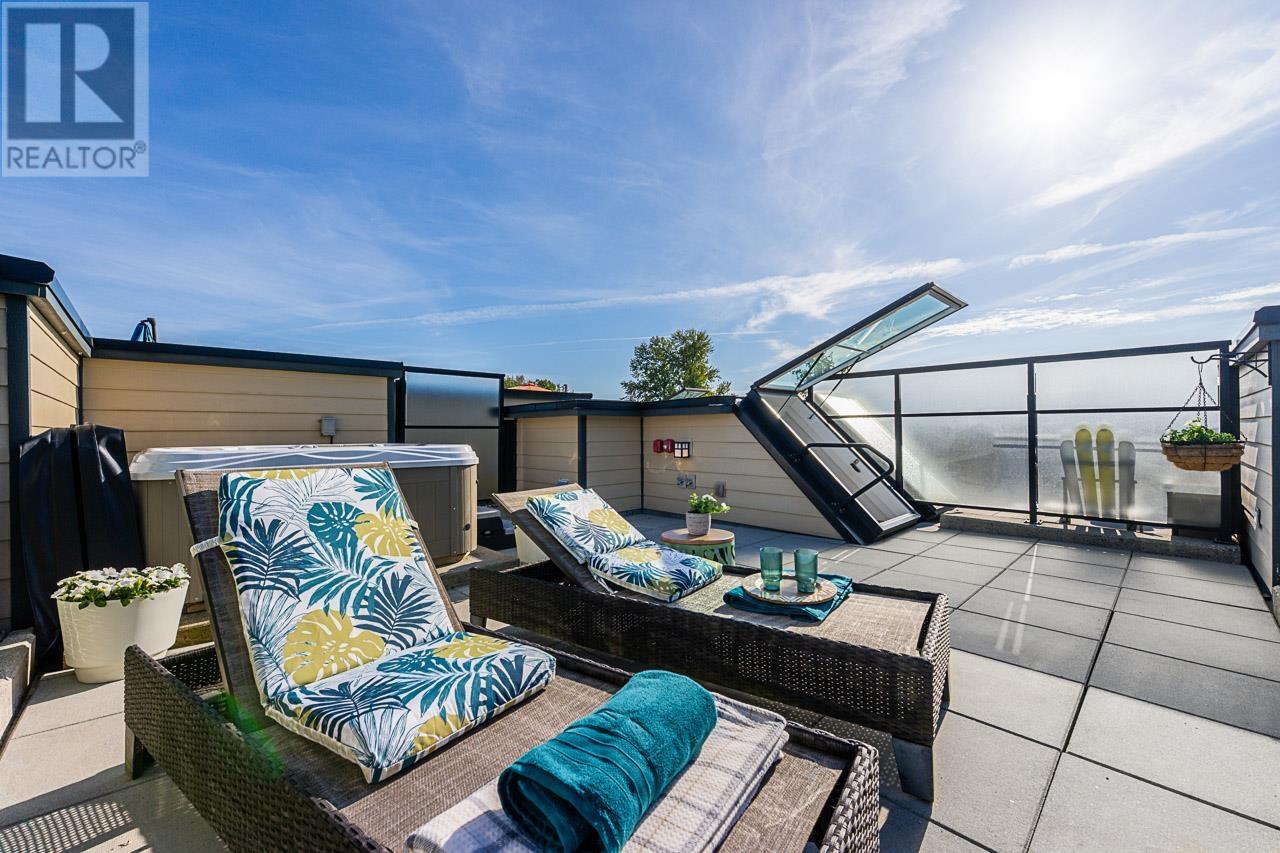402 733 W 14TH STREET, North Vancouver, British Columbia