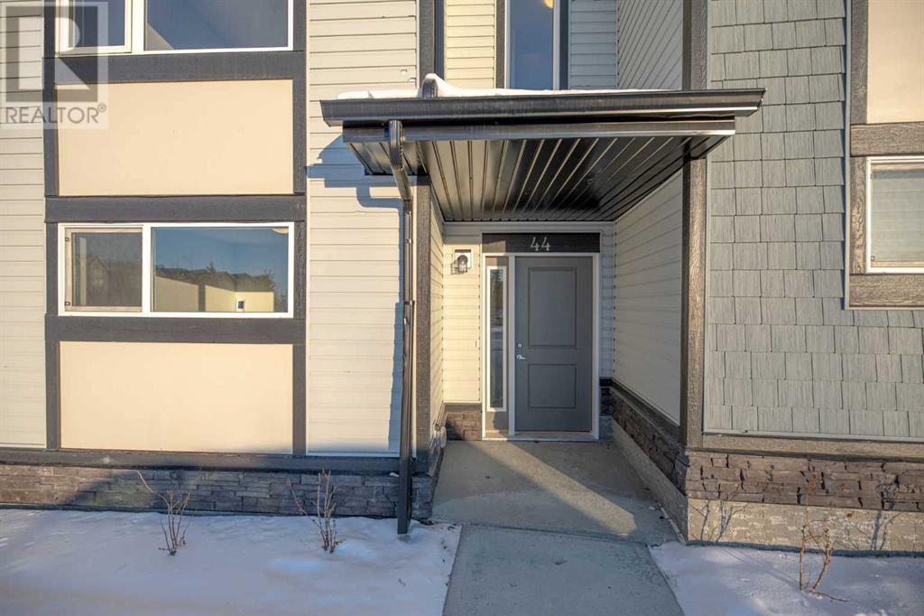 Property at 44 Evanscrest Manor NW image 3