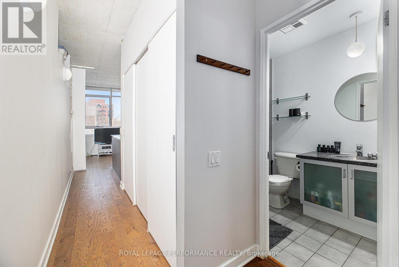 Property at 302 - 180 YORK STREET image 4