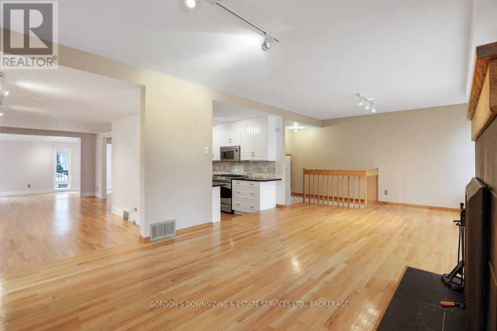 19 Elmdale Avenue, Ottawa, Ontario  K1M 1A3 - Photo 21 - X12144038