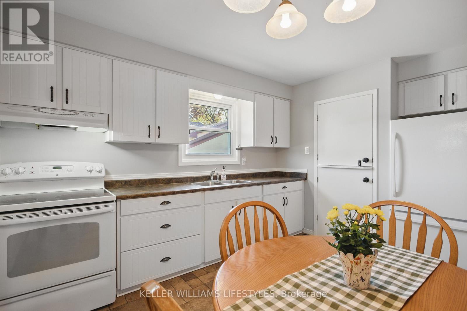 41 Manor Road, St. Thomas, Ontario  N5R 4Z4 - Photo 9 - X12144119