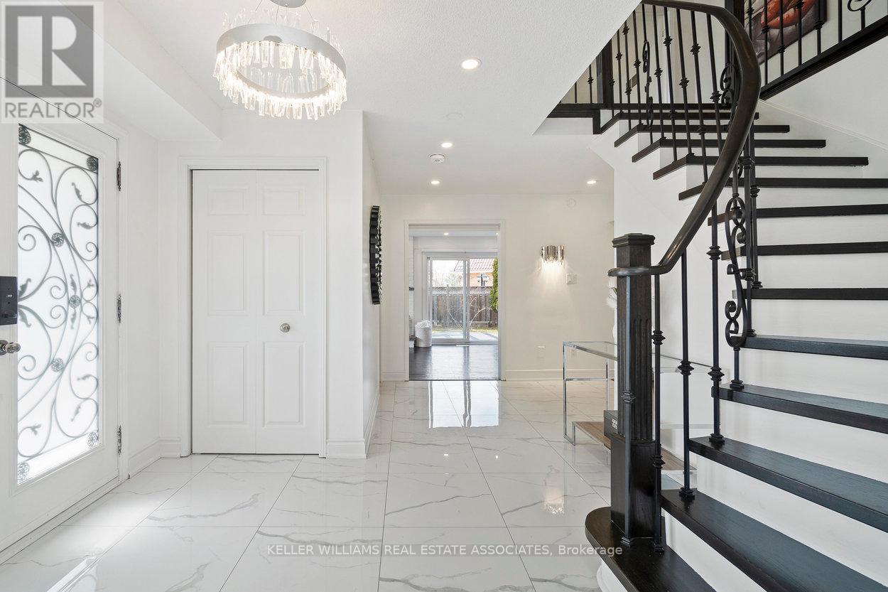 635 Huntington Ridge Drive, Mississauga, Ontario  L5R 1Z7 - Photo 9 - W12063400