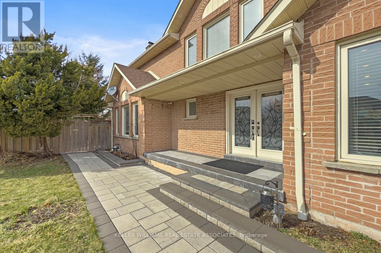 635 Huntington Ridge Drive, Mississauga, Ontario  L5R 1Z7 - Photo 4 - W12063400