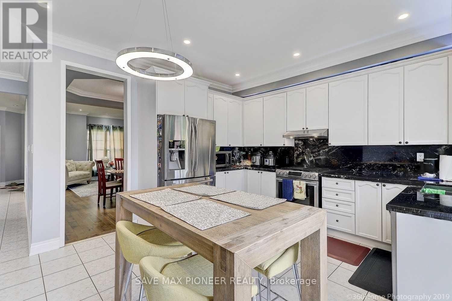 84 Antique Drive, Richmond Hill, Ontario  L4E 4G3 - Photo 7 - N12143960