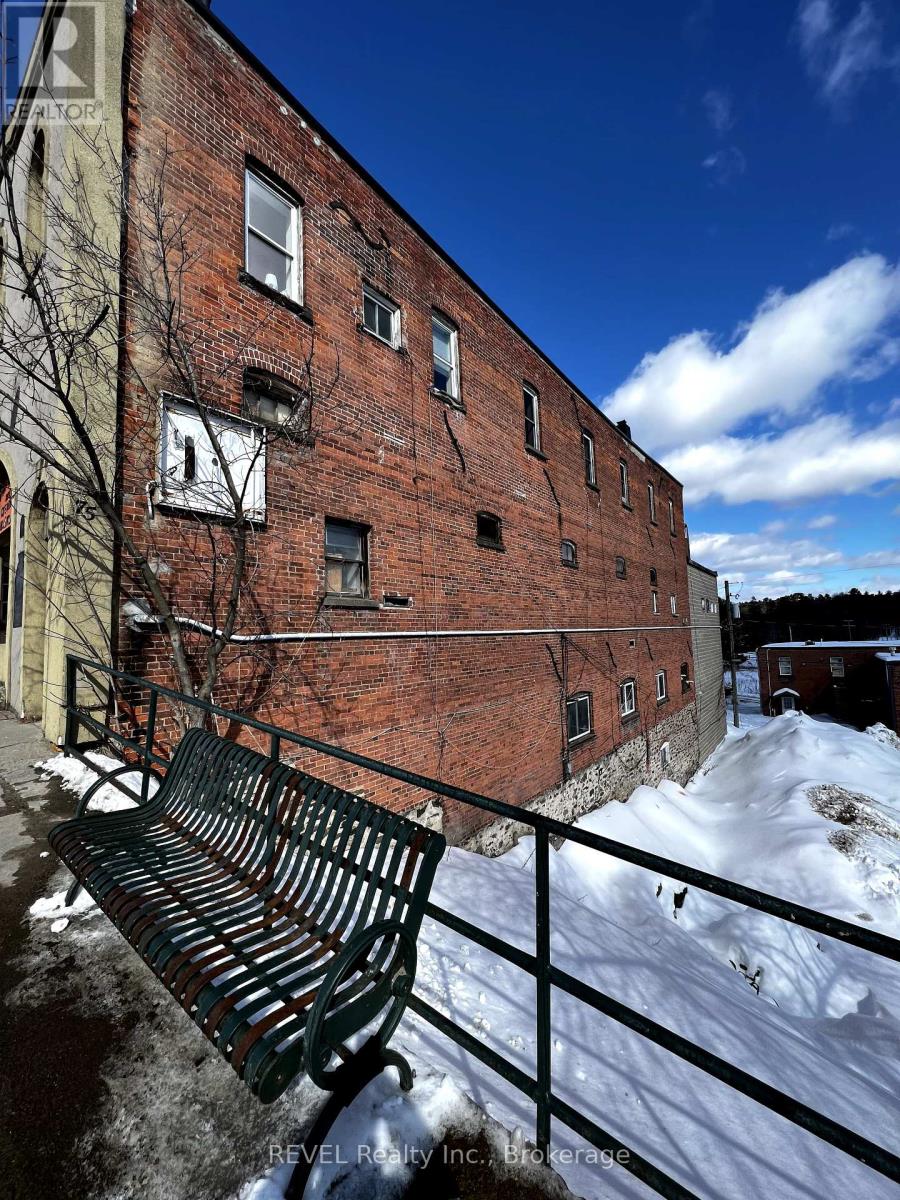75 Manitoba Street, Bracebridge, Ontario  P1L 2B2 - Photo 4 - X12144150