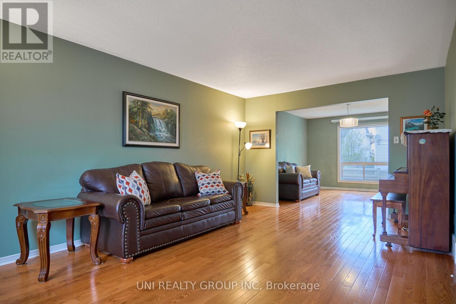 64 Bramblegrove Crescent, Ottawa, Ontario  K1T 3E9 - Photo 5 - X12139508