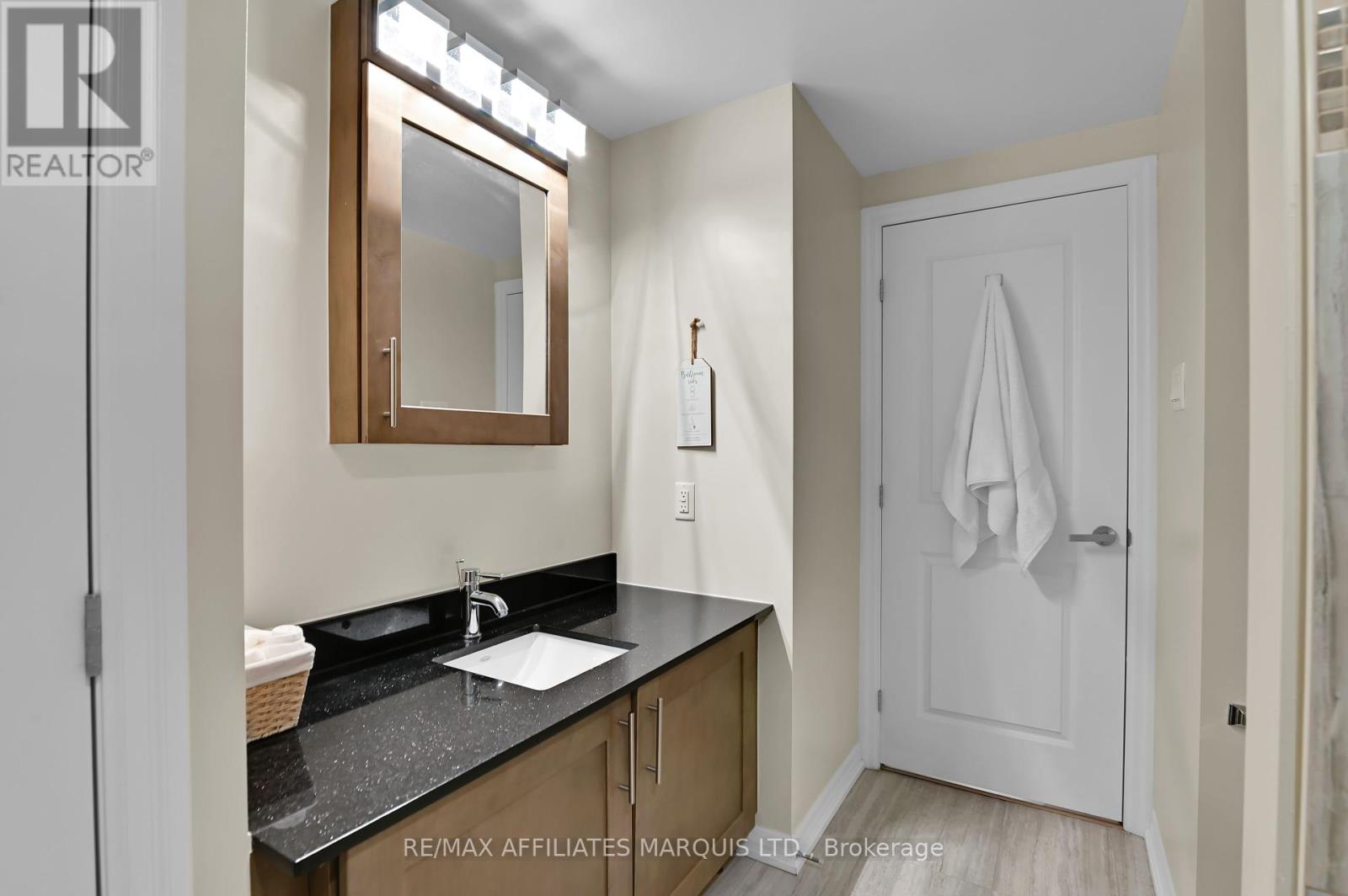 301 - 242 Rideau Street, Ottawa, Ontario  K1N 0B7 - Photo 7 - X12144054