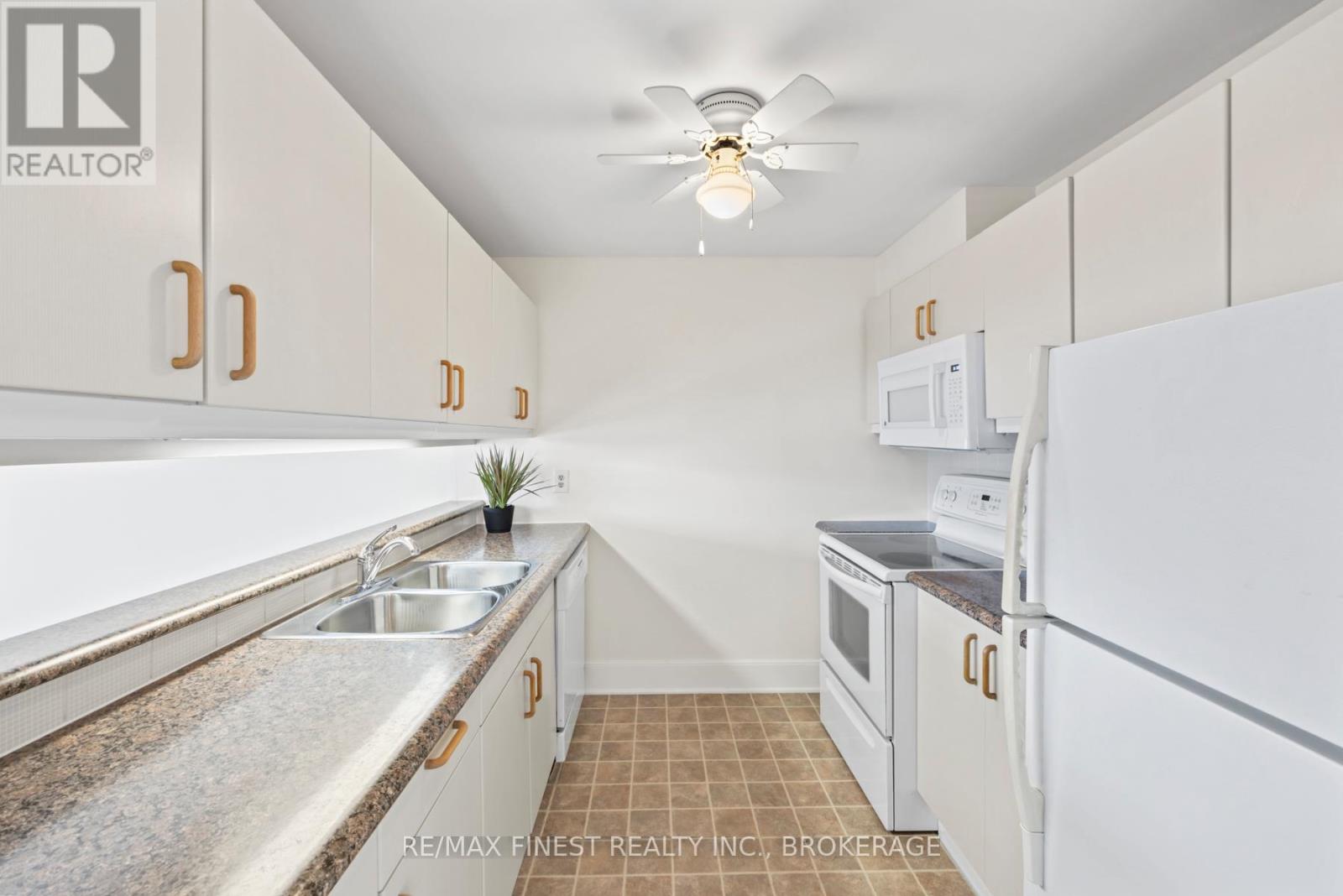 303 - 2 Bay Street, Kingston, Ontario  K7K 6T7 - Photo 18 - X12144254
