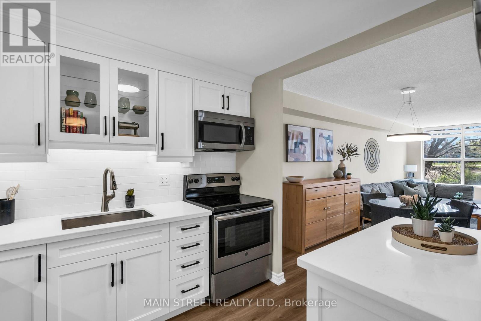 203 - 250 Davis Drive, Newmarket, Ontario  L3Y 7T7 - Photo 8 - N12144220