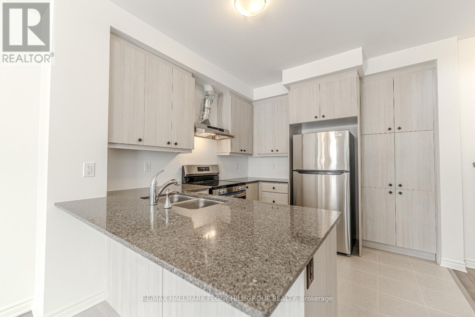 37 Pearen Lane, Barrie, Ontario  L9J 1A3 - Photo 2 - S12144211