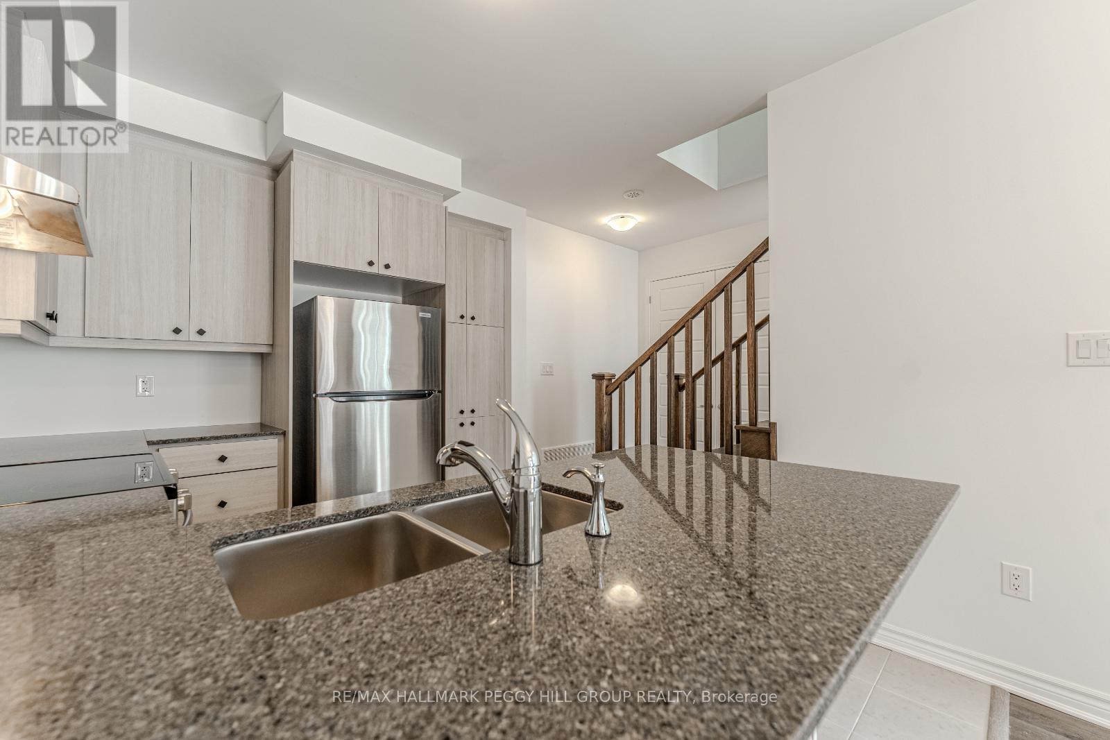 37 Pearen Lane, Barrie, Ontario  L9J 1A3 - Photo 4 - S12144211