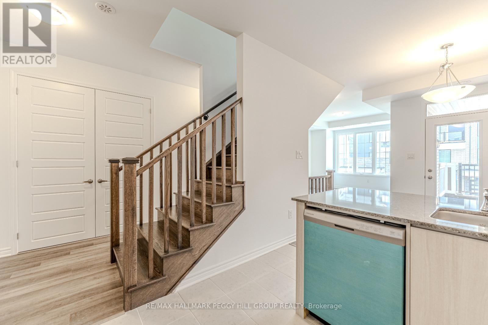 37 Pearen Lane, Barrie, Ontario  L9J 1A3 - Photo 5 - S12144211