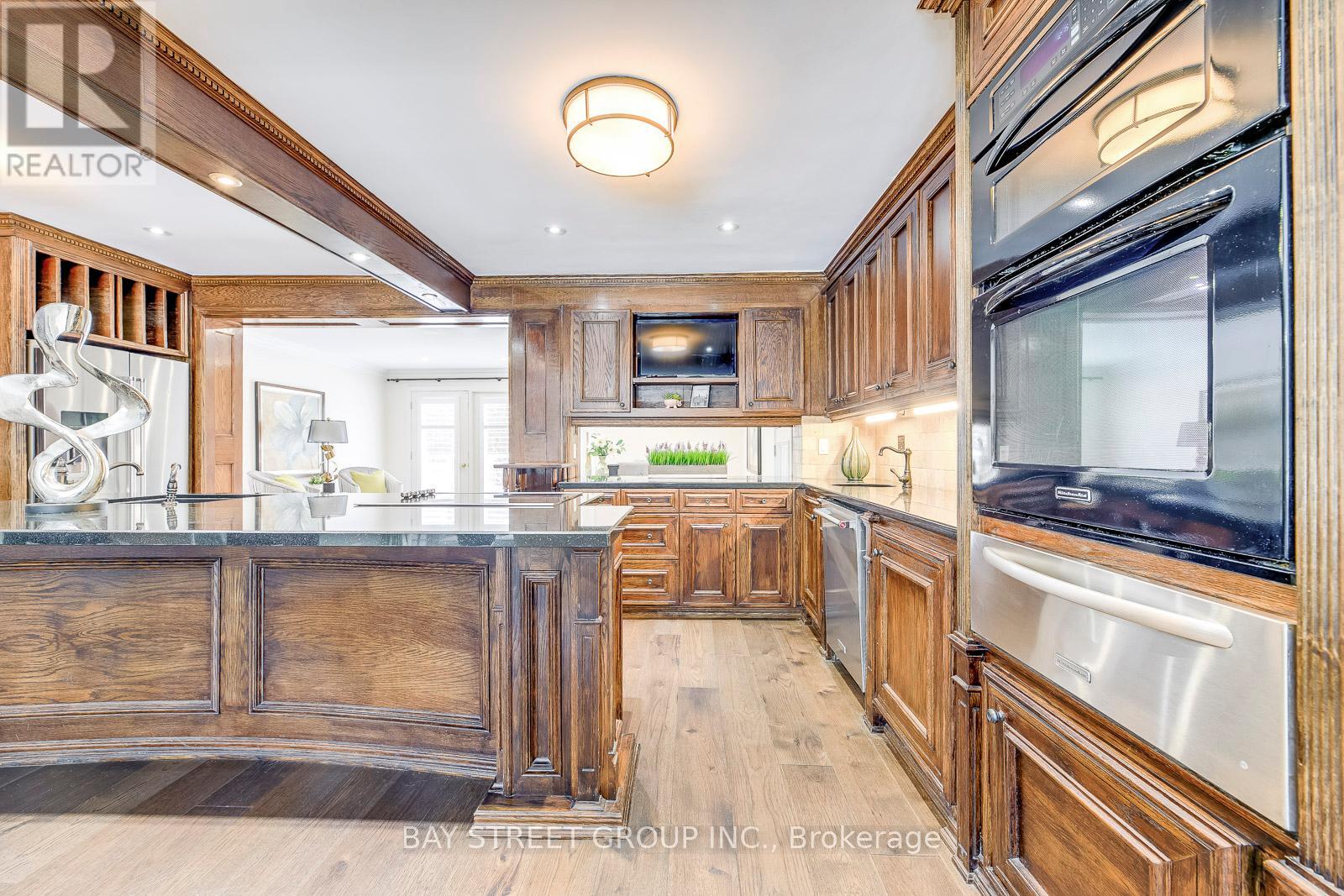 363 Lakeshore Road W, Oakville, Ontario  L6K 1G4 - Photo 10 - W12144173