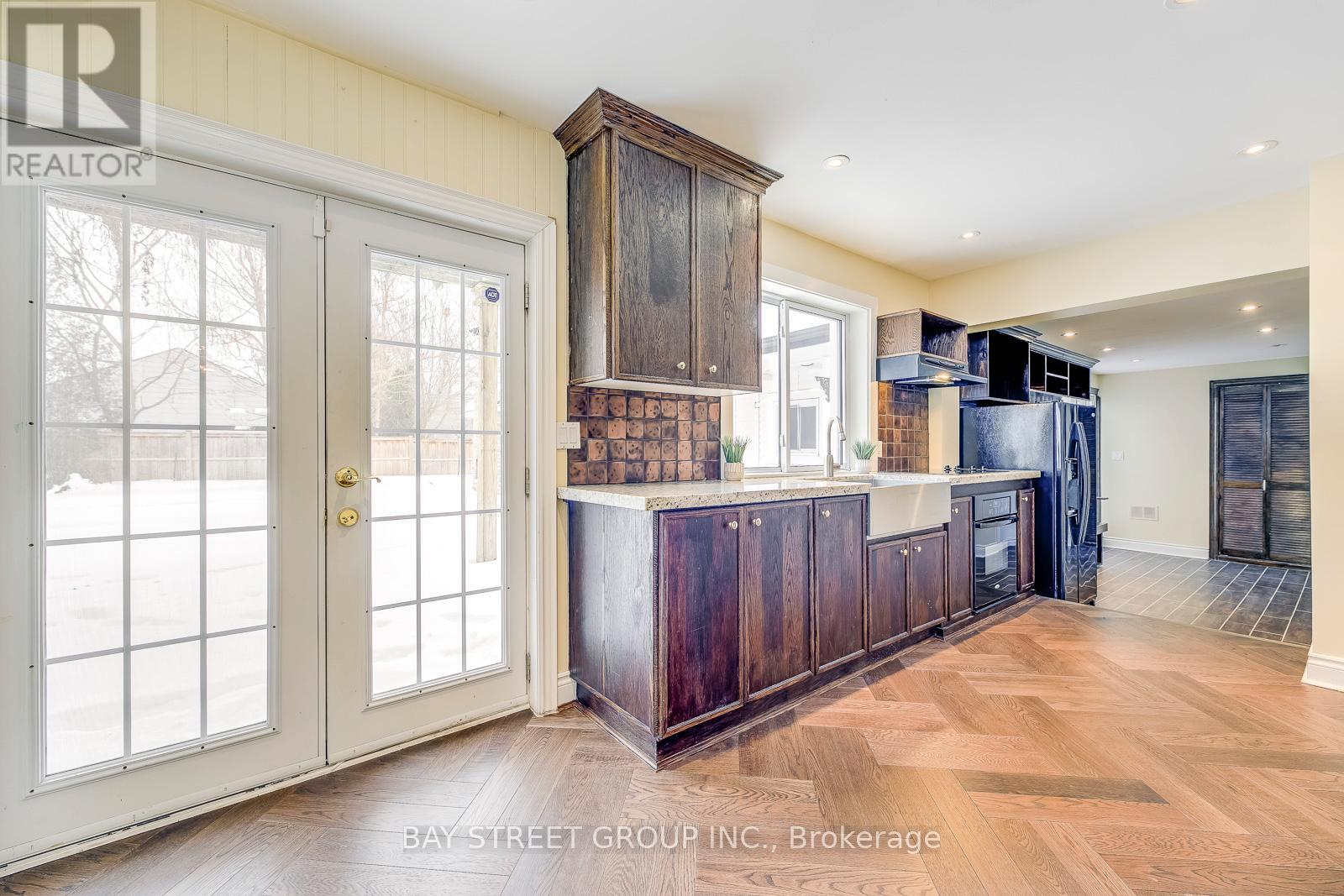 363 Lakeshore Road W, Oakville, Ontario  L6K 1G4 - Photo 17 - W12144173