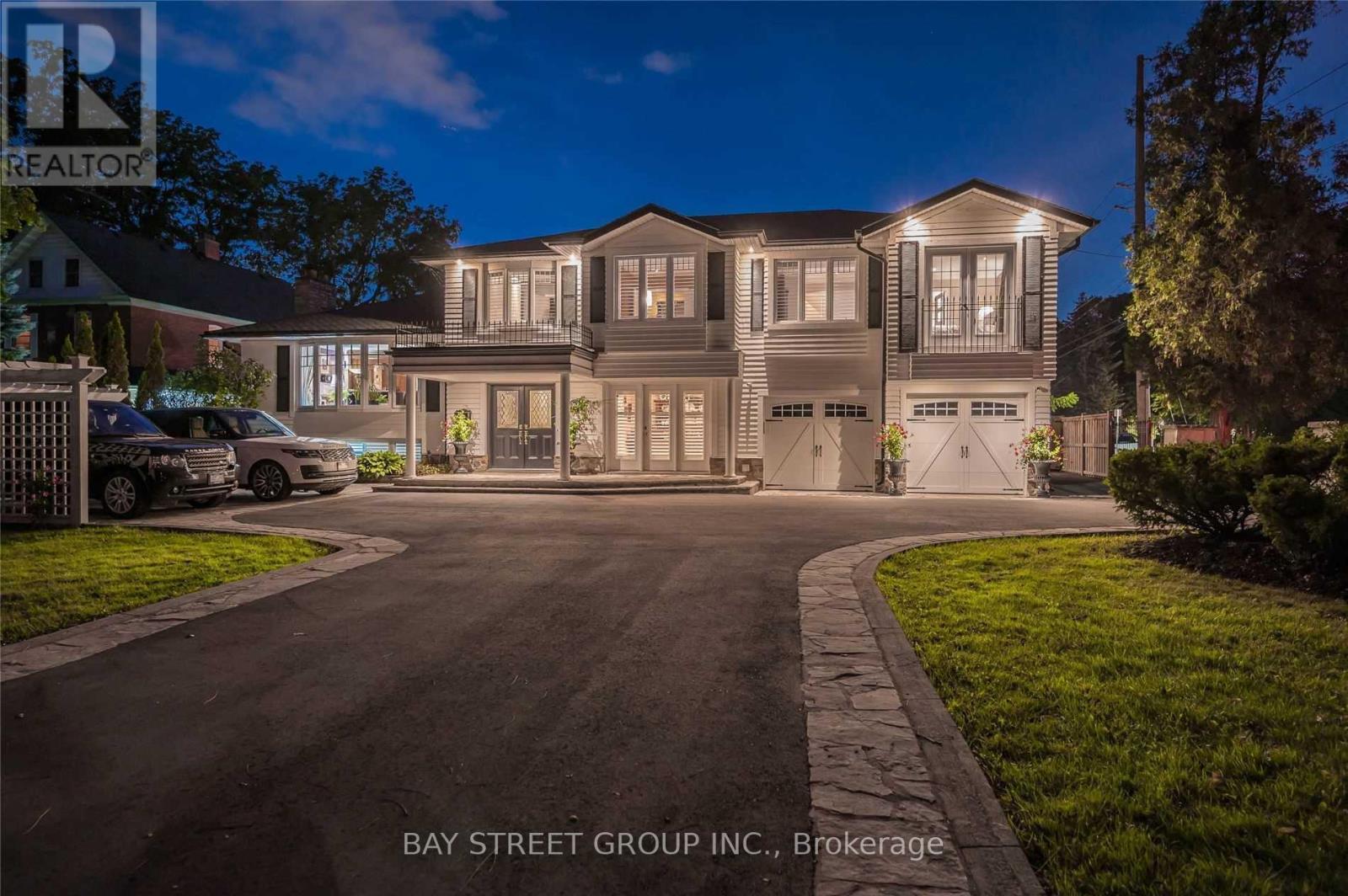 363 Lakeshore Road W, Oakville, Ontario  L6K 1G4 - Photo 2 - W12144173