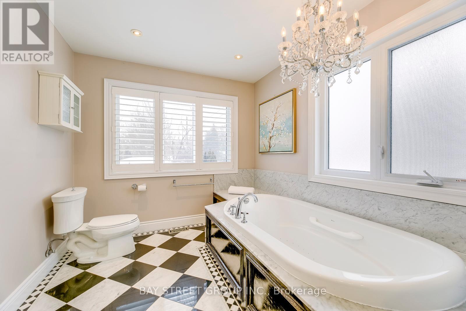 363 Lakeshore Road W, Oakville, Ontario  L6K 1G4 - Photo 27 - W12144173