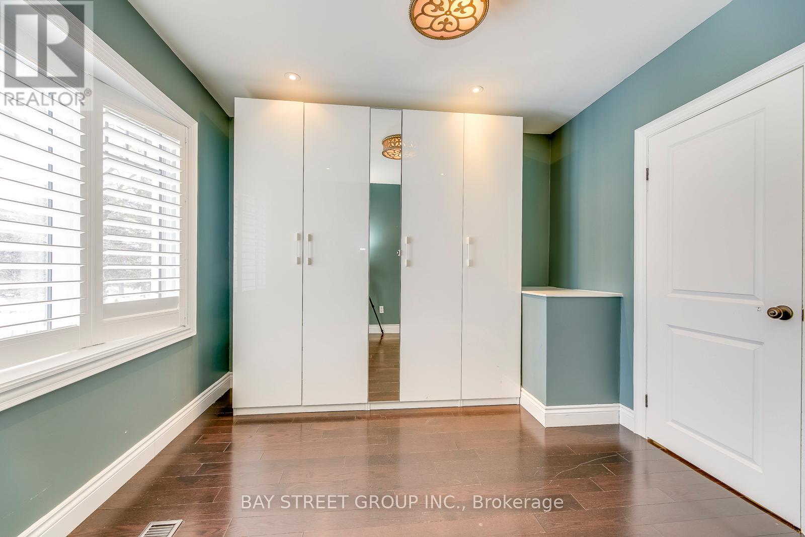 363 Lakeshore Road W, Oakville, Ontario  L6K 1G4 - Photo 32 - W12144173