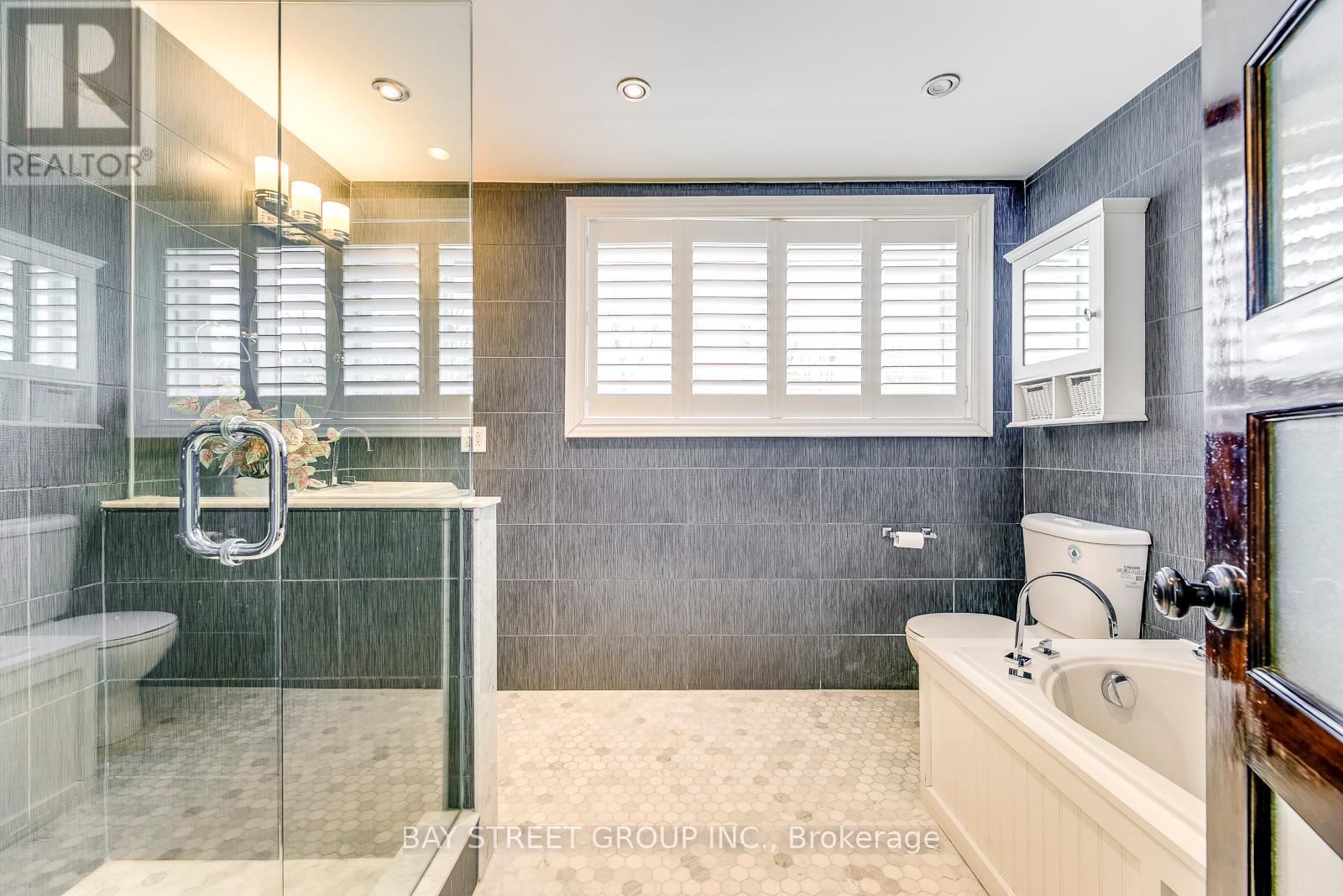 363 Lakeshore Road W, Oakville, Ontario  L6K 1G4 - Photo 37 - W12144173