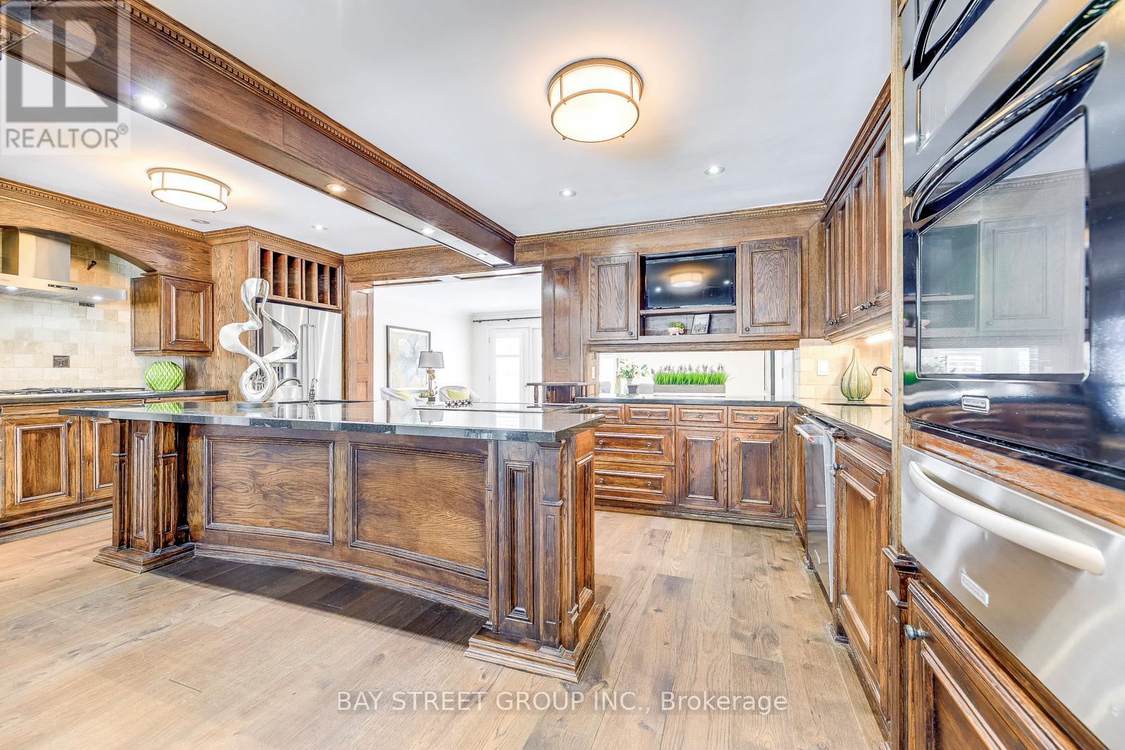 363 Lakeshore Road W, Oakville, Ontario  L6K 1G4 - Photo 9 - W12144173