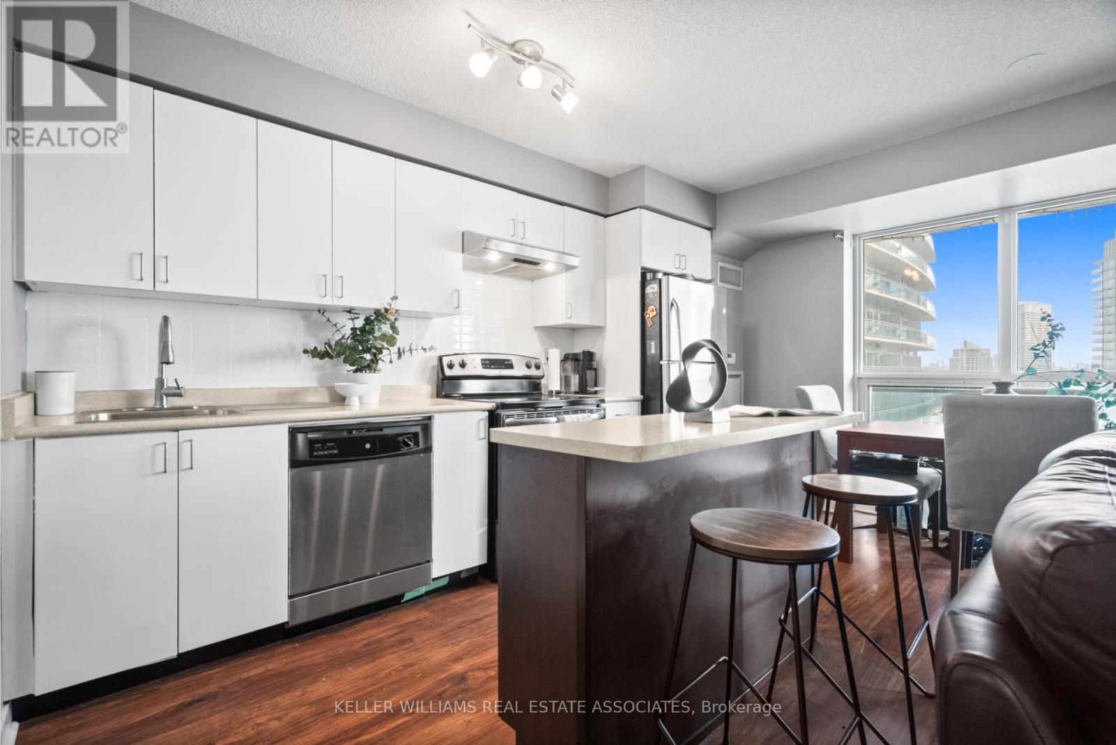 1601 - 155 Legion Road N, Toronto (Mimico), Ontario  M8Y 0A7 - Photo 3 - W12144201