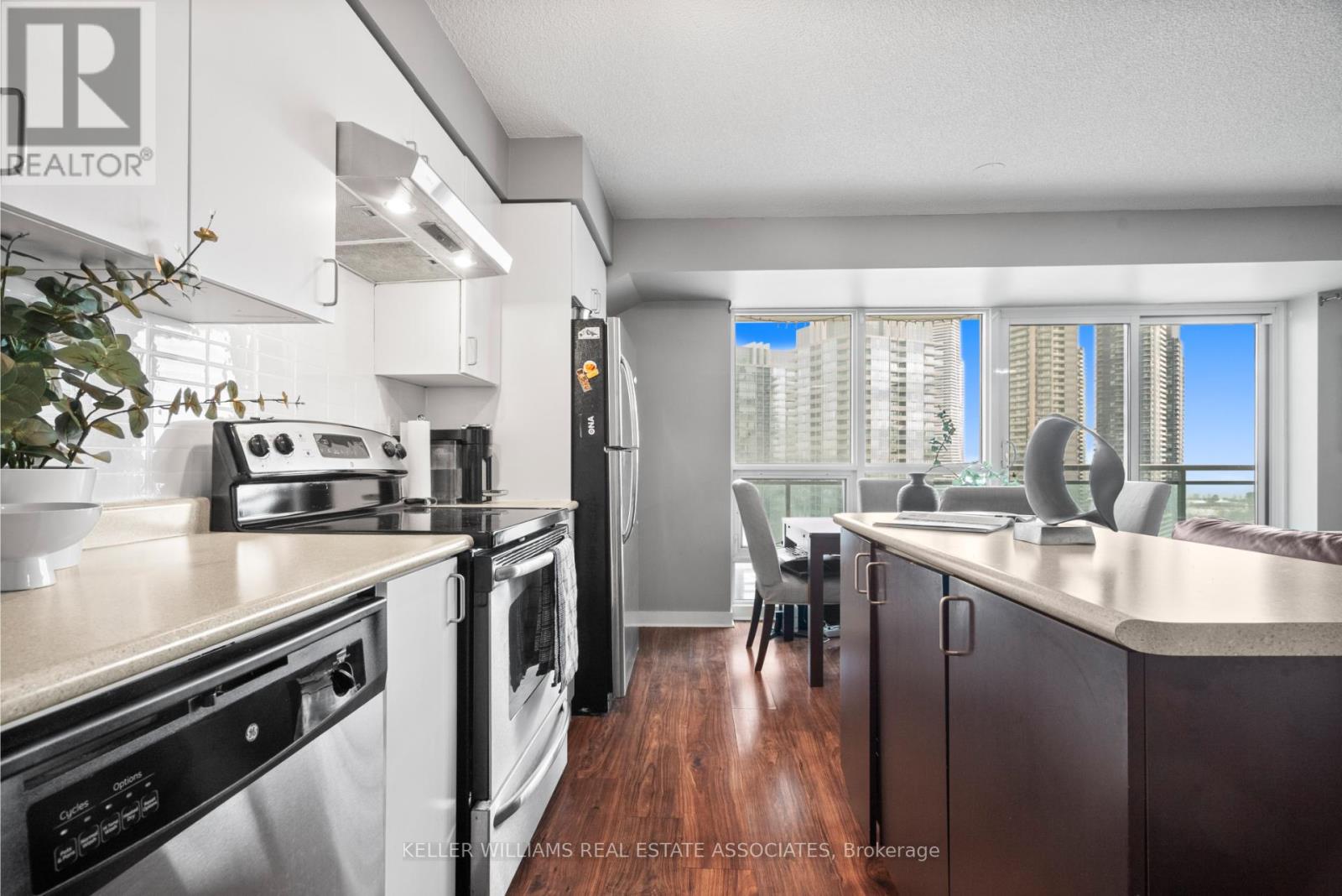 1601 - 155 Legion Road N, Toronto (Mimico), Ontario  M8Y 0A7 - Photo 4 - W12144201