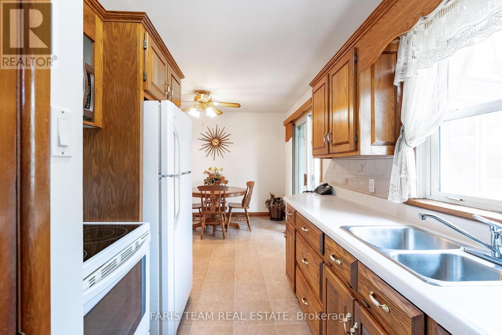 132 Rodney Street, Barrie, Ontario  L4M 4C7 - Photo 2 - S12035306