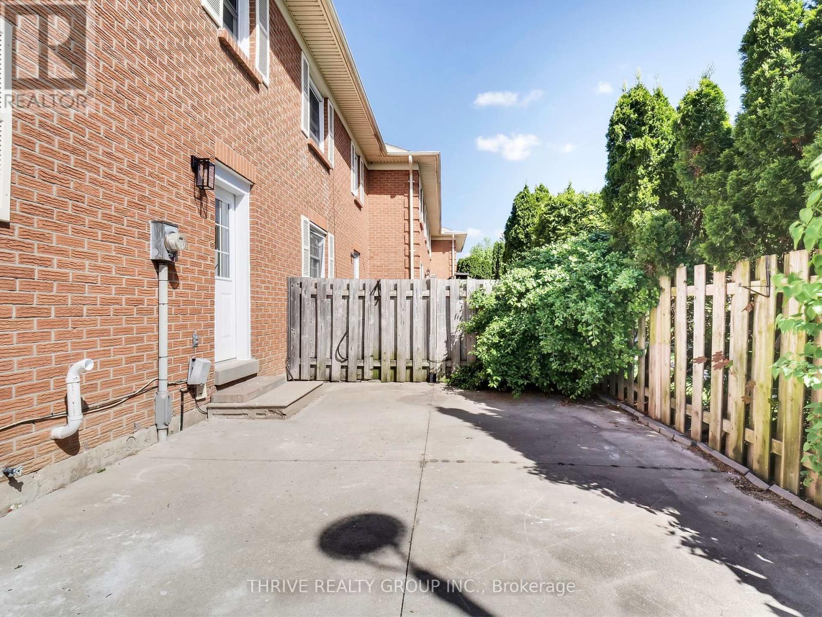 567 Gainsborough Road, London North (North F), Ontario  N6G 4X2 - Photo 6 - X12144360