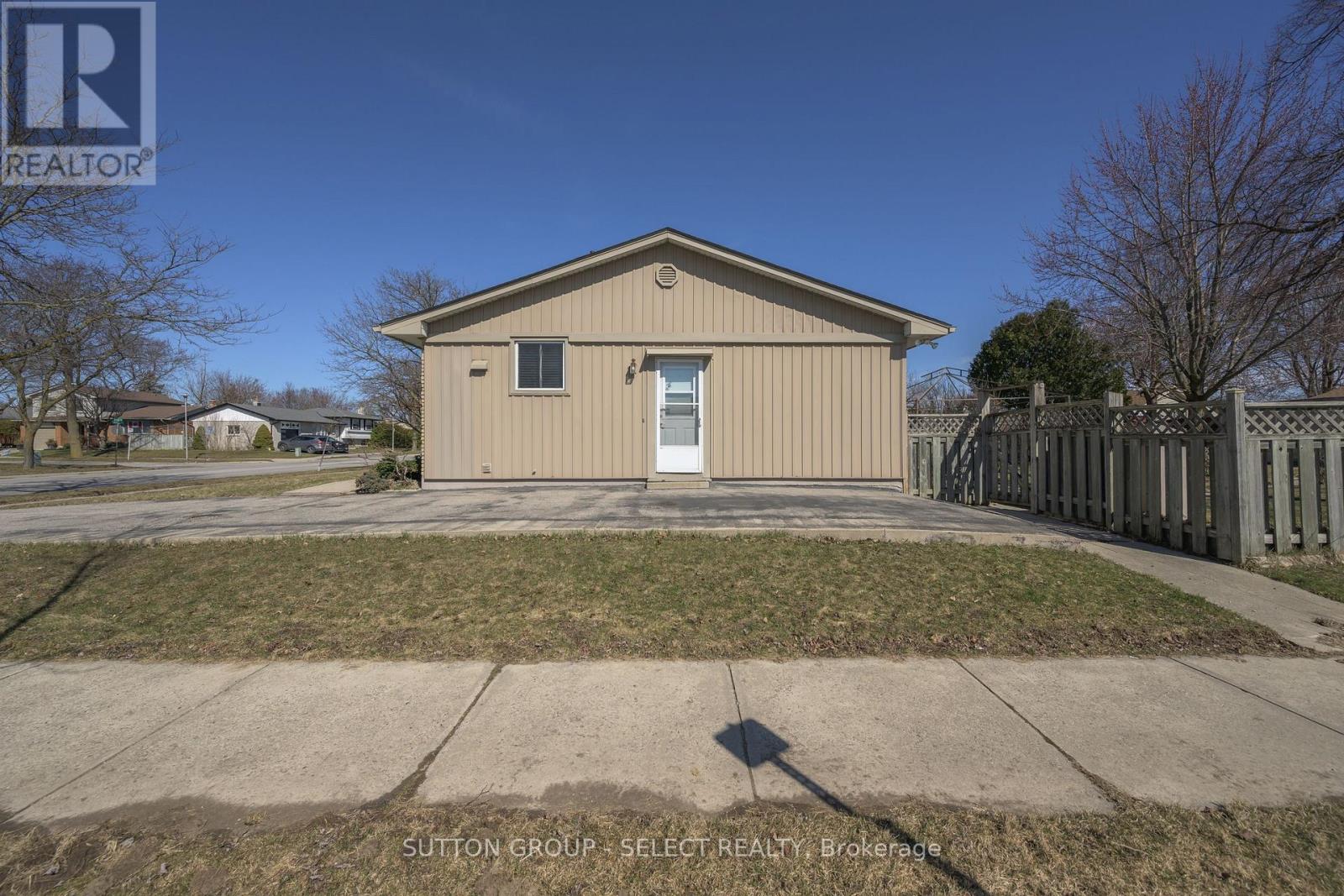 Photo 3 of 28 for 1178 Jalna Boulevard