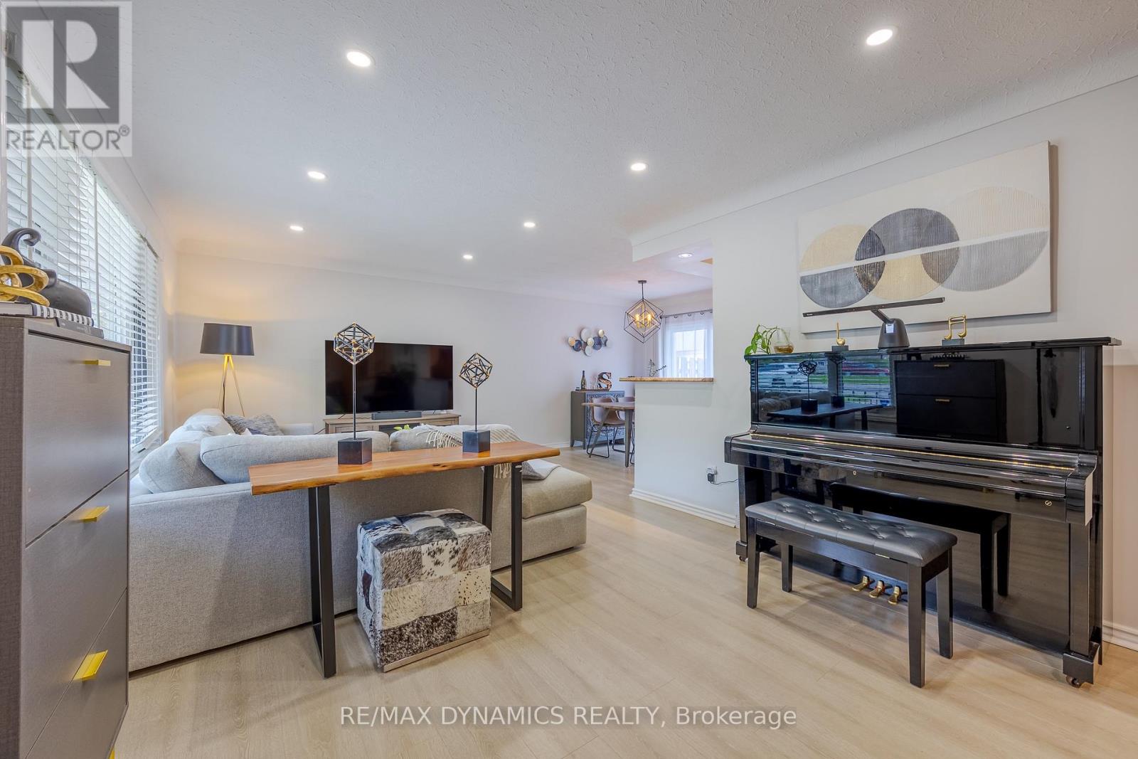 87 Rochelle Drive, St. Catharines, Ontario  L2M 6Y7 - Photo 5 - X12144456