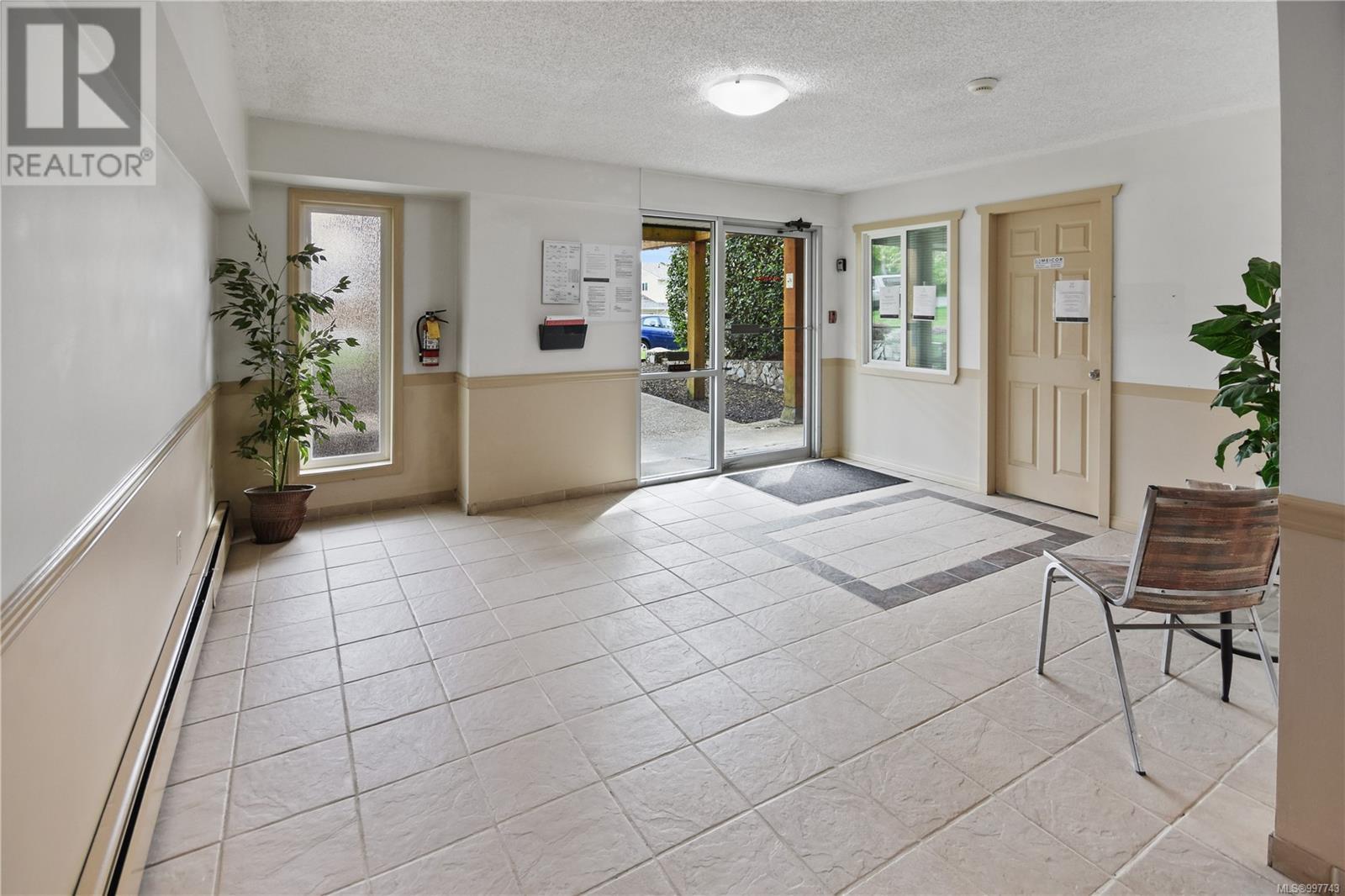 Property at 103 218 Bayview Ave image 4