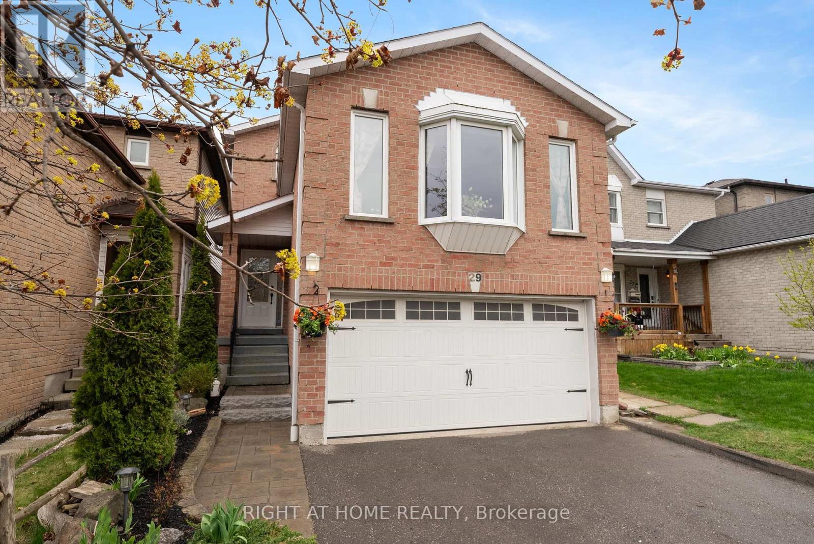 29 FAIRMEADOW PLACE, Whitby, Ontario