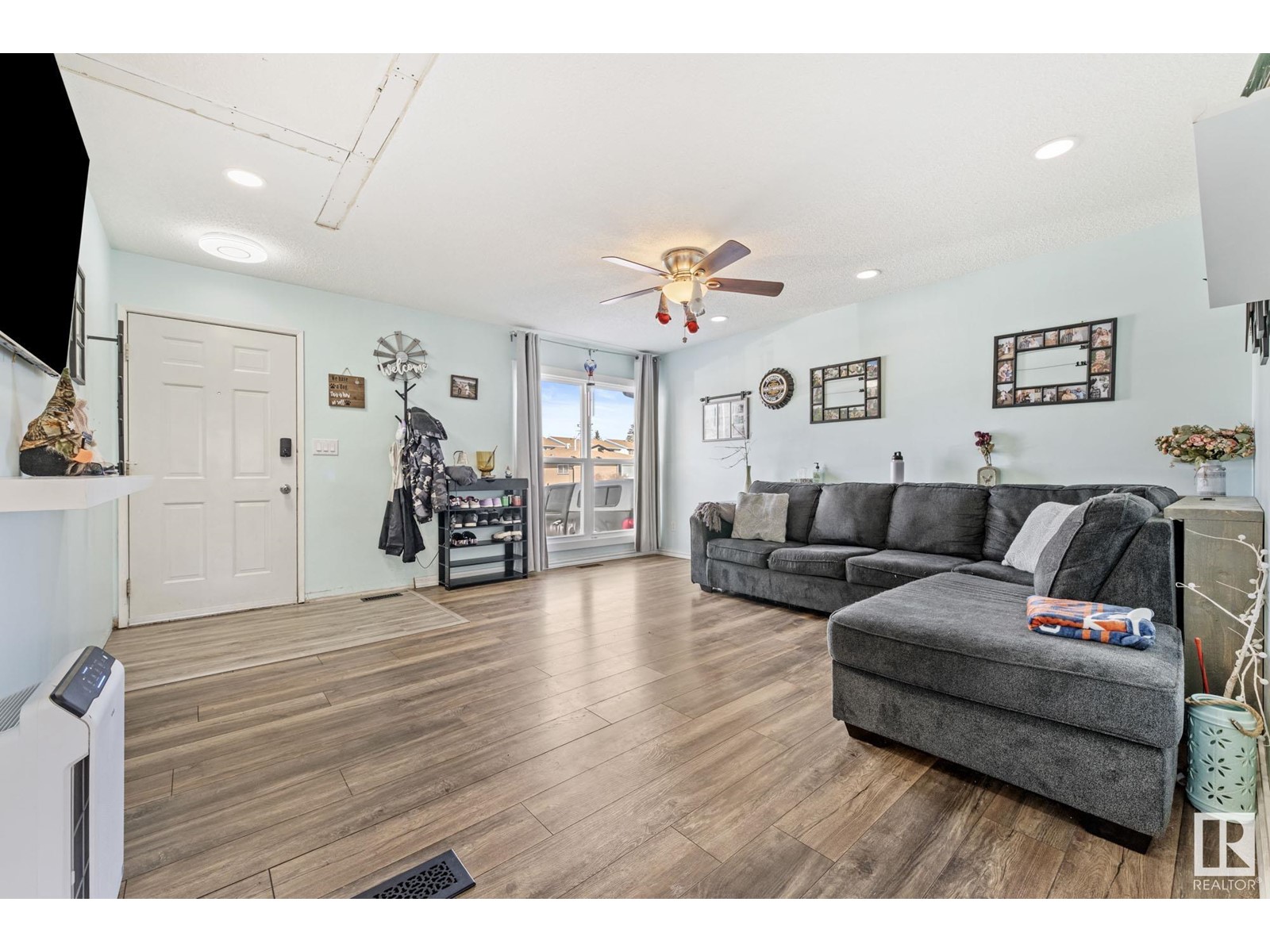Property at 17051 98 ST NW image 3