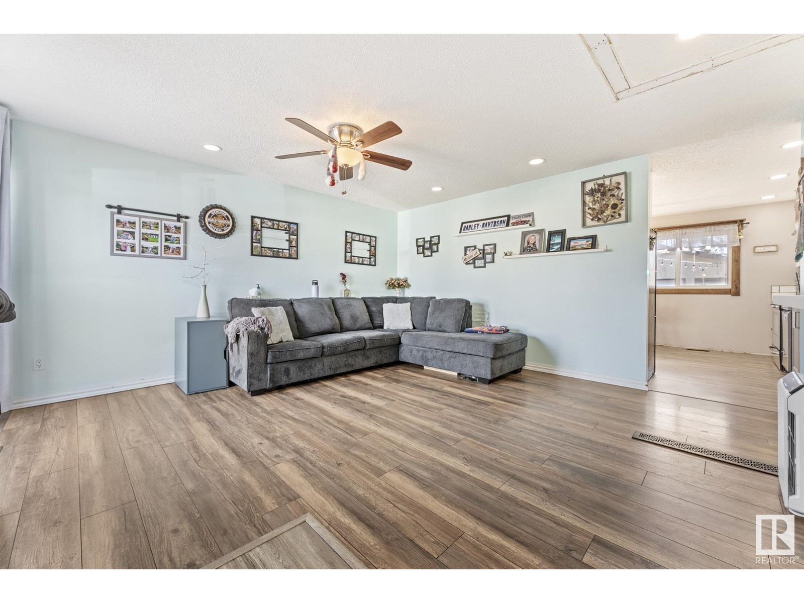 Property at 17051 98 ST NW image 5