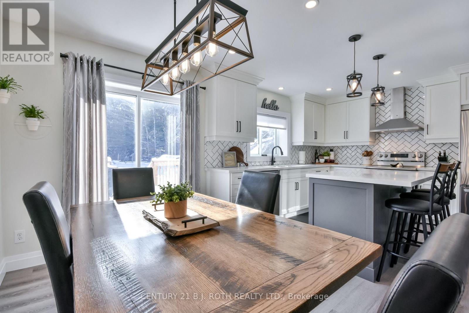 6083 Vasey Road, Springwater, Ontario  L0L 1P0 - Photo 10 - S12144318