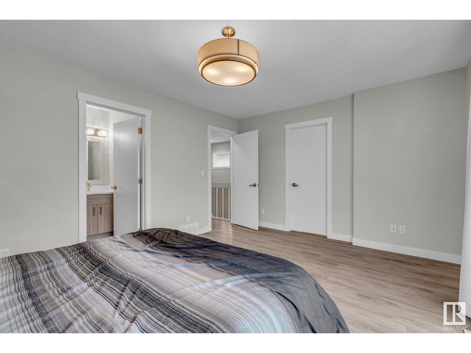 Property at 11828 52 ST NW image 3